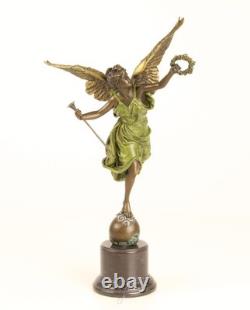 Sculpture La Victoire Ailé en bronze sur un socle en marbre d'après E. Barrias