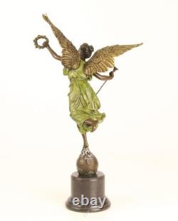 Sculpture La Victoire Ailé en bronze sur un socle en marbre d'après E. Barrias