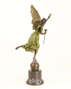 Sculpture La Victoire Ailé en bronze sur un socle en marbre d'après E. Barrias