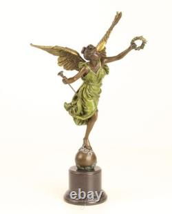 Sculpture La Victoire Ailé en bronze sur un socle en marbre d'après E. Barrias