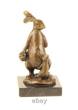 Sculpture Lapin de Pâques en bronze sur socle en marbre noir d'après Milo