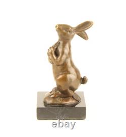 Sculpture Lapin de Pâques en bronze sur socle en marbre noir d'après Milo Sculpture Lapin de Pâques en bronze sur socle en marbre noir d'après Milo