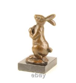 Sculpture Lapin de Pâques en bronze sur socle en marbre noir d'après Milo