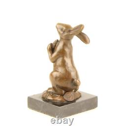 Sculpture Lapin de Pâques en bronze sur socle en marbre noir d'après Milo