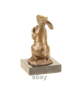 Sculpture Lapin de Pâques en bronze sur socle en marbre noir d'après Milo
