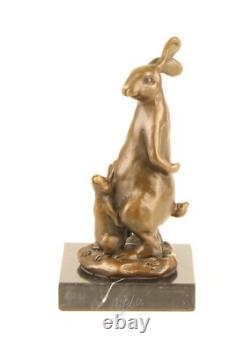 Sculpture Lapin de Pâques en bronze sur socle en marbre noir d'après Milo
