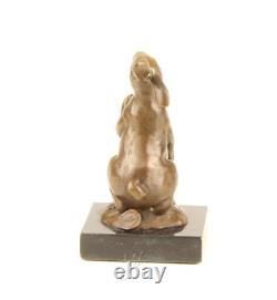 Sculpture Lapin de Pâques en bronze sur socle en marbre noir d'après Milo