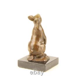 Sculpture Lapin de Pâques en bronze sur socle en marbre noir d'après Milo