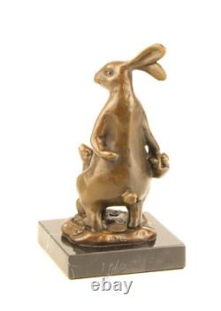Sculpture Lapin de Pâques en bronze sur socle en marbre noir d'après Milo Sculpture Lapin de Pâques en bronze sur socle en marbre noir d'après Milo
