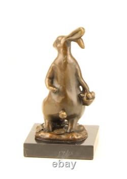 Sculpture Lapin de Pâques en bronze sur socle en marbre noir d'après Milo Sculpture Lapin de Pâques en bronze sur socle en marbre noir d'après Milo