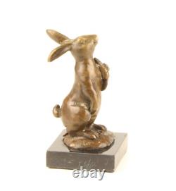 Sculpture Lapin de Pâques en bronze sur socle en marbre noir d'après Milo