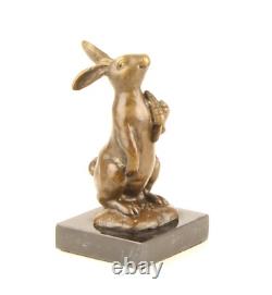 Sculpture Lapin de Pâques en bronze sur socle en marbre noir d'après Milo
