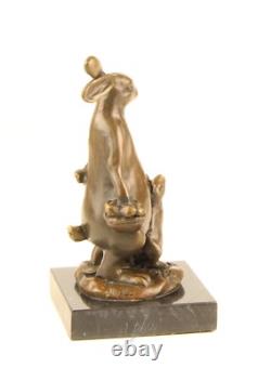 Sculpture Lapin de Pâques en bronze sur socle en marbre noir d'après Milo