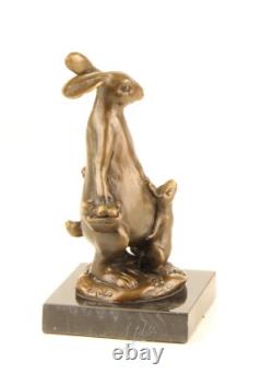 Sculpture Lapin de Pâques en bronze sur socle en marbre noir d'après Milo