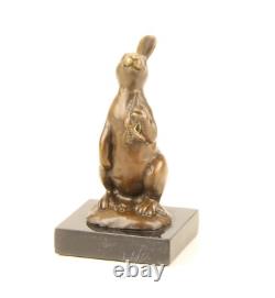 Sculpture Lapin de Pâques en bronze sur socle en marbre noir d'après Milo