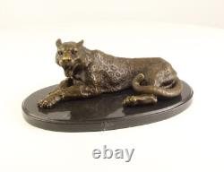 Sculpture Leopard assise en bronze sur un marbre noir d'après Milo