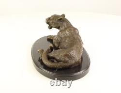 Sculpture Leopard assise en bronze sur un marbre noir d'après Milo