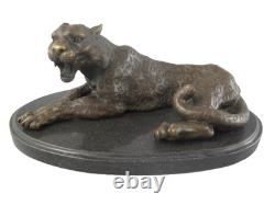 Sculpture Léopard en bronze sur un socle en marbre noir Signée