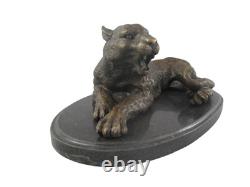 Sculpture Léopard en bronze sur un socle en marbre noir Signée