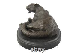 Sculpture Léopard en bronze sur un socle en marbre noir Signée