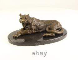 Sculpture Léopard en bronze sur un socle en marbre noir d'après Milo