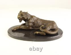 Sculpture Léopard en bronze sur un socle en marbre noir d'après Milo