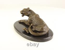 Sculpture Léopard en bronze sur un socle en marbre noir d'après Milo