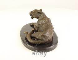 Sculpture Léopard en bronze sur un socle en marbre noir d'après Milo