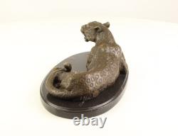 Sculpture Léopard en bronze sur un socle en marbre noir d'après Milo
