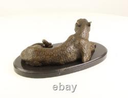 Sculpture Léopard en bronze sur un socle en marbre noir d'après Milo