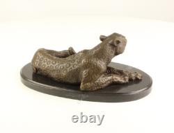 Sculpture Léopard en bronze sur un socle en marbre noir d'après Milo