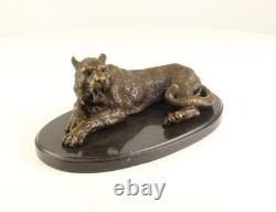 Sculpture Léopard en bronze sur un socle en marbre noir d'après Milo