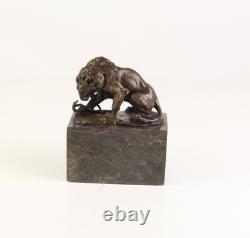 Sculpture Lion et Serpent en bronze sur un socle en marbre noir Signée
