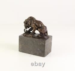 Sculpture Lion et Serpent en bronze sur un socle en marbre noir Signée