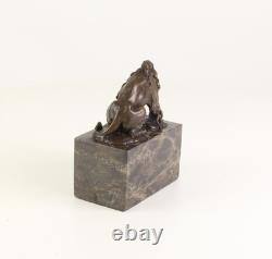 Sculpture Lion et Serpent en bronze sur un socle en marbre noir Signée
