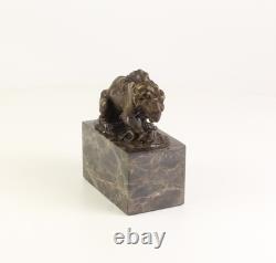 Sculpture Lion et Serpent en bronze sur un socle en marbre noir Signée