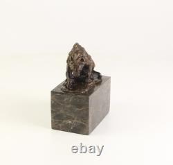 Sculpture Lion et Serpent en bronze sur un socle en marbre noir Signée