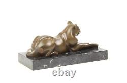 Sculpture Moderne En Bronze D'un Chat Incliné Sur Un Marbre Noir