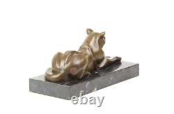 Sculpture Moderne En Bronze D'un Chat Incliné Sur Un Marbre Noir