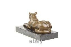 Sculpture Moderne En Bronze D'un Chat Incliné Sur Un Marbre Noir