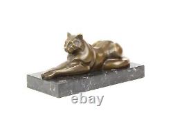 Sculpture Moderne En Bronze D'un Chat Incliné Sur Un Marbre Noir