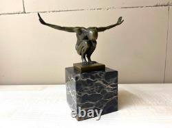Sculpture Nageur en bronze sur un socle en marbre noir d'après Milo