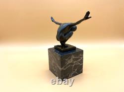 Sculpture Nageur en bronze sur un socle en marbre noir d'après Milo