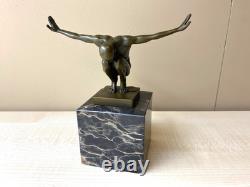 Sculpture Nageur en bronze sur un socle en marbre noir d'après Milo