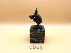 Sculpture Nageur en bronze sur un socle en marbre noir d'après Milo