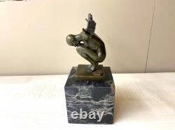 Sculpture Nageur en bronze sur un socle en marbre noir d'après Milo