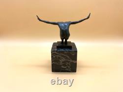Sculpture Nageur en bronze sur un socle en marbre noir d'après Milo