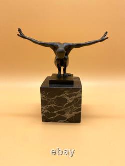 Sculpture Nageur en bronze sur un socle en marbre noir d'après Milo