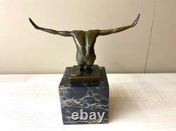 Sculpture Nageur en bronze sur un socle en marbre noir d'après Milo