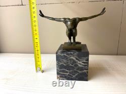 Sculpture Nageur en bronze sur un socle en marbre noir d'après Milo